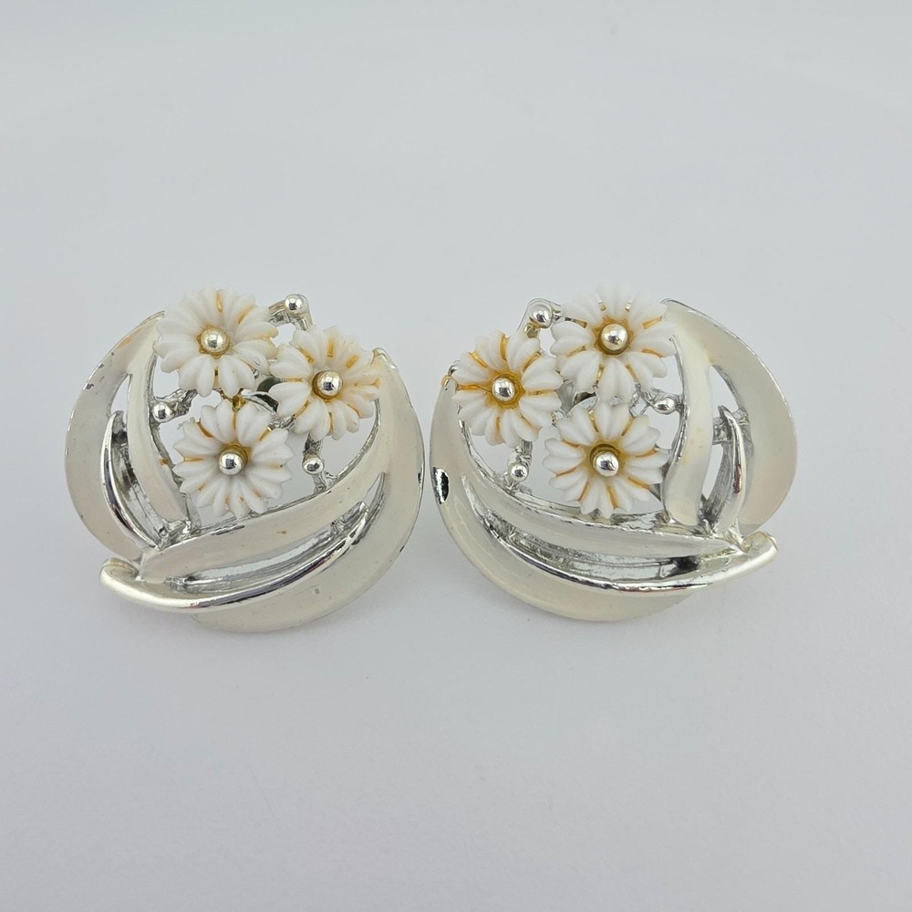 Vtg 75 Yr Old LISNER Daisy Flower Earrings Screw Back Enamel Leaves Silver Tone